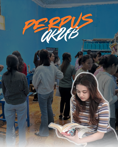 Mahasiswi membaca buku